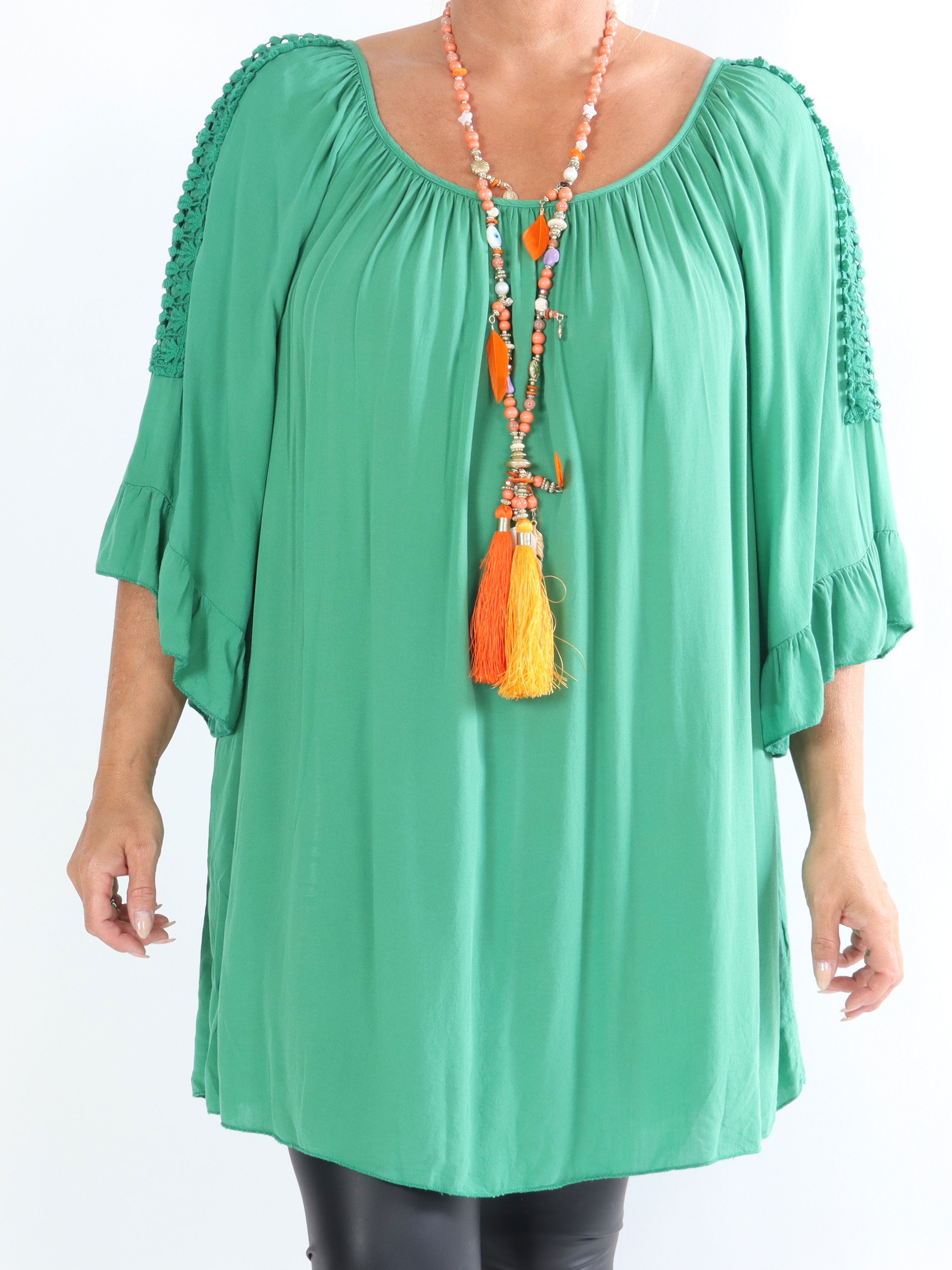 Samara - Plus size tunika med søde broderinger på ærmerne